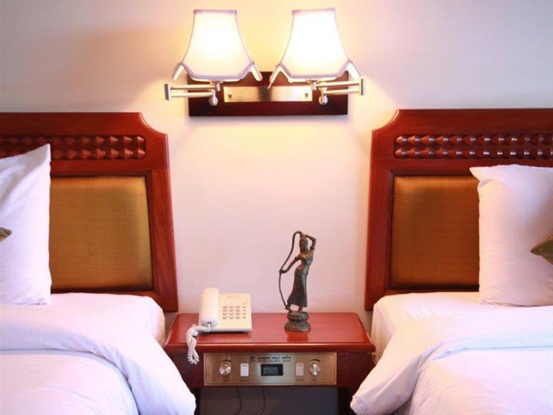 Apsara Holiday Hotel เสียมราฐ ภายนอก รูปภาพ